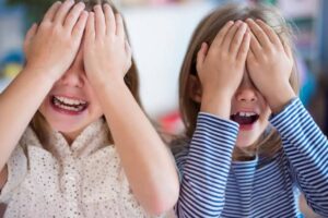 Emocionalna inteligencija kod dece: Kako je prepoznati, razvijati i podržati Devojcice pokrile oci